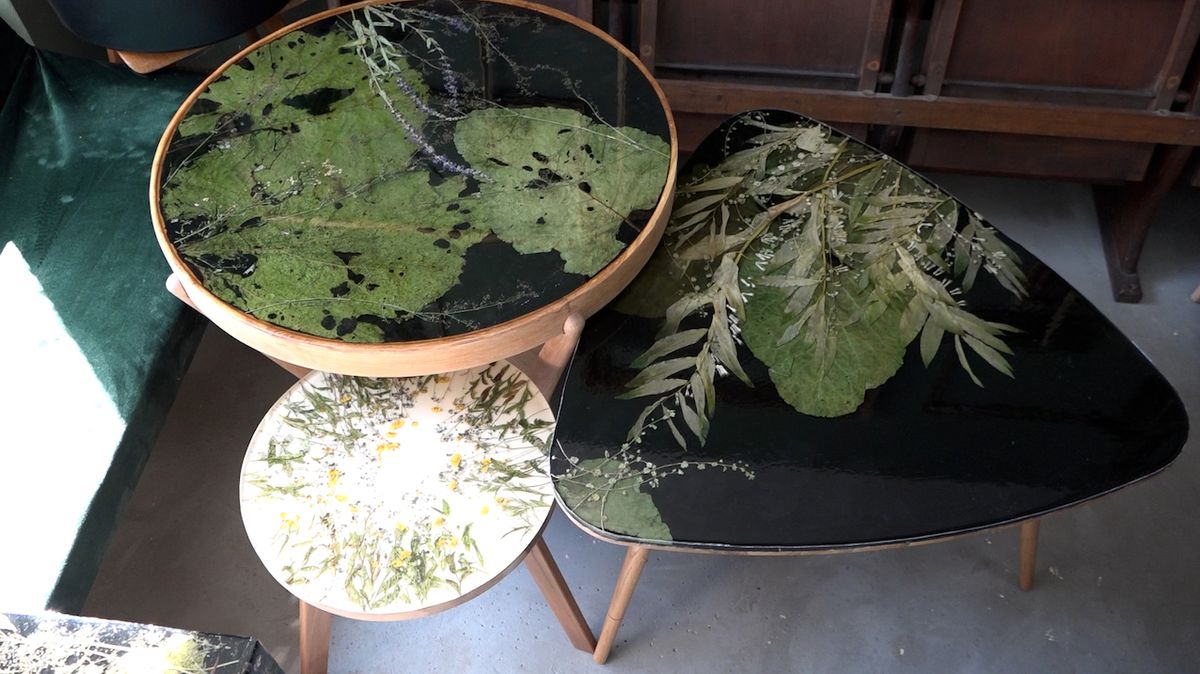 Výtvarnice upcykluje starý nábytek, používá k tomu sklo, pryskyřici a rostliny